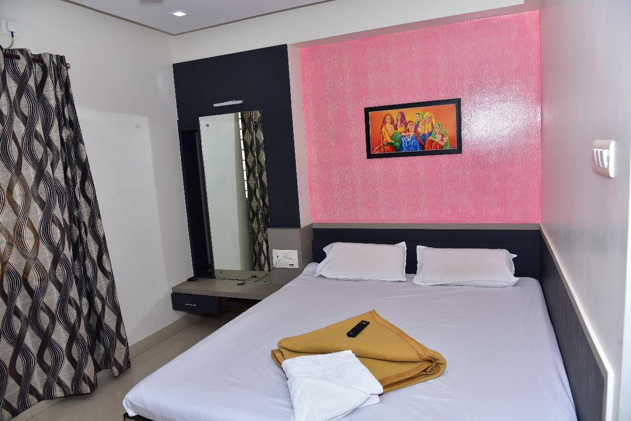Iroomz Dwaraka Residency Белари Екстериор снимка